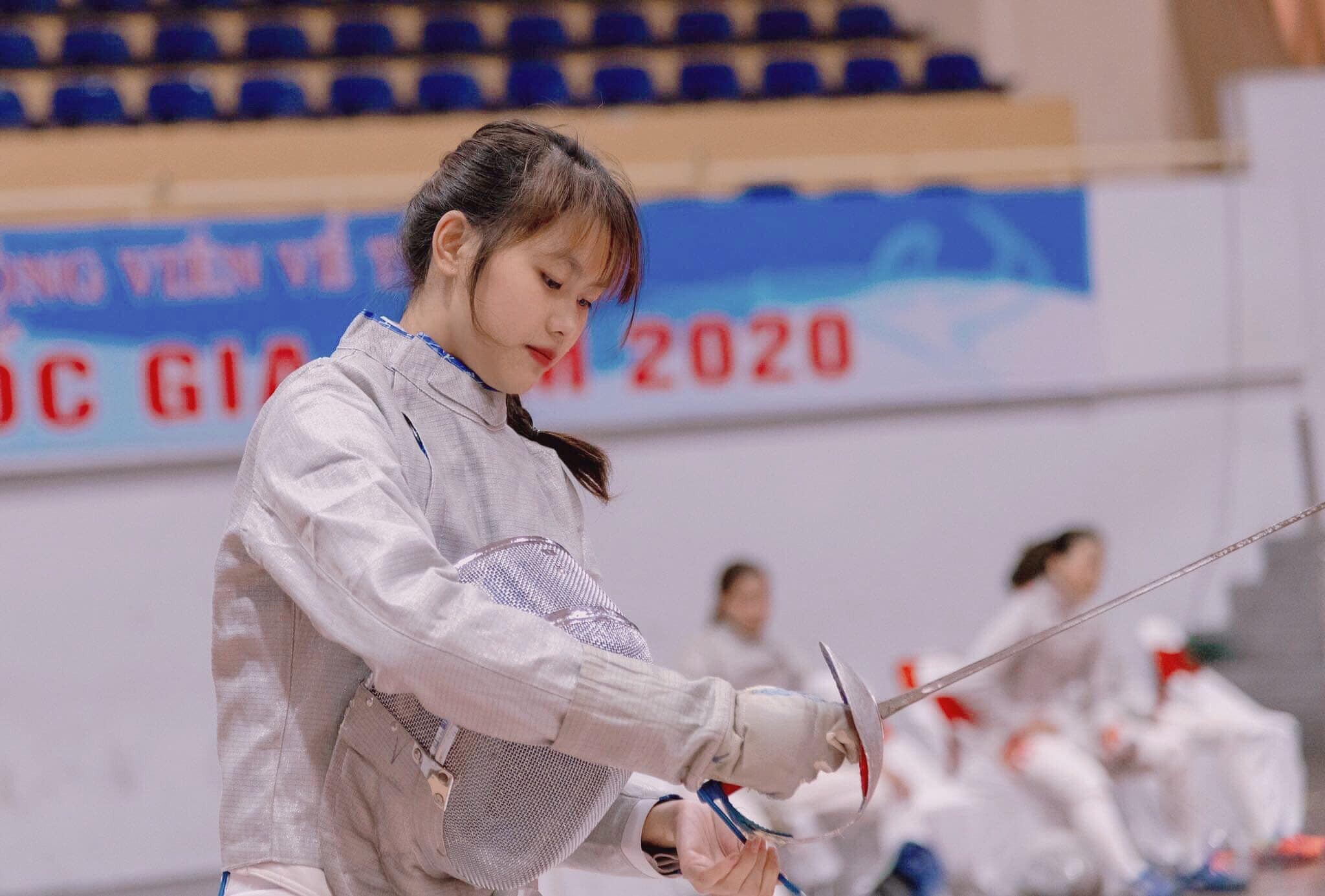 Ngô Thị Hương sinh năm 2000 tại Hải Phòng và theo học tại Trường Phổ thông Năng khiếu TDTT Hà Nội từ khi lên cấp 3