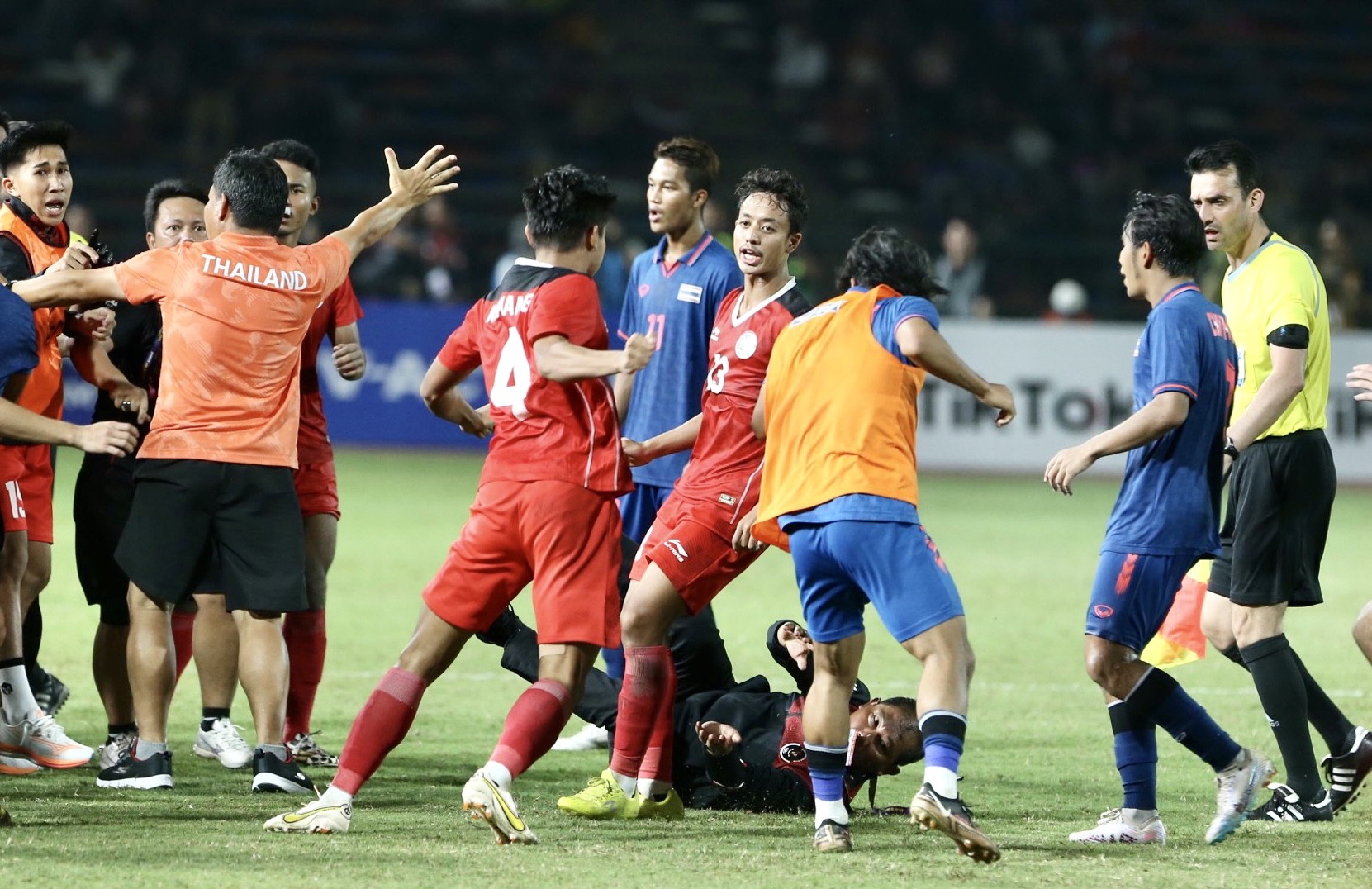 LĐBĐ Thái Lan đưa ra án phạt không khoan nhượng sau vụ 'hỗn chiến' ở SEA Games 32 3 LĐBĐ Thái Lan đưa ra án phạt không khoan nhượng sau vụ 'hỗn chiến' ở SEA Games 32 3