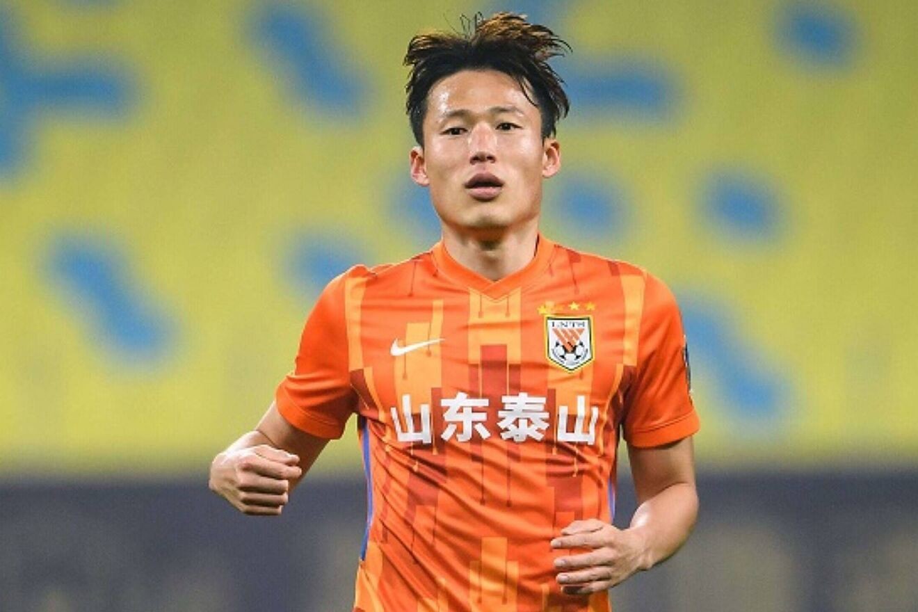 Son Jun-hon trong màu áo CLB Sơn Đông Đài Sơn