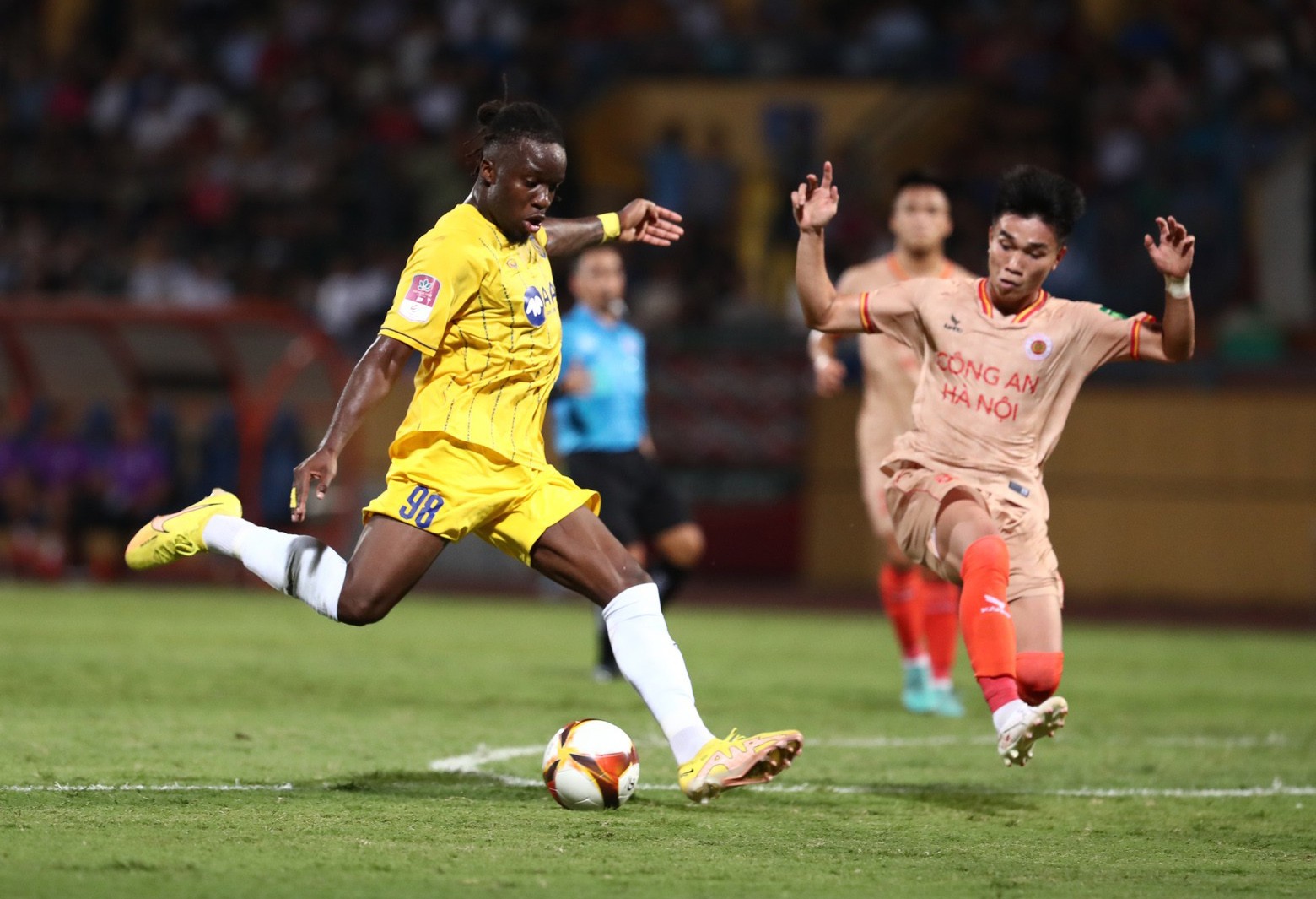 SLNA mất oan bàn thắng do sai lầm của trọng tài