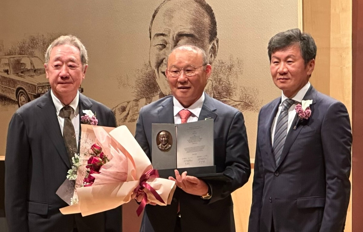 HLV Park Hang-seo đã được trao tặng giải thưởng Pony Chung cùng kỷ niệm chương