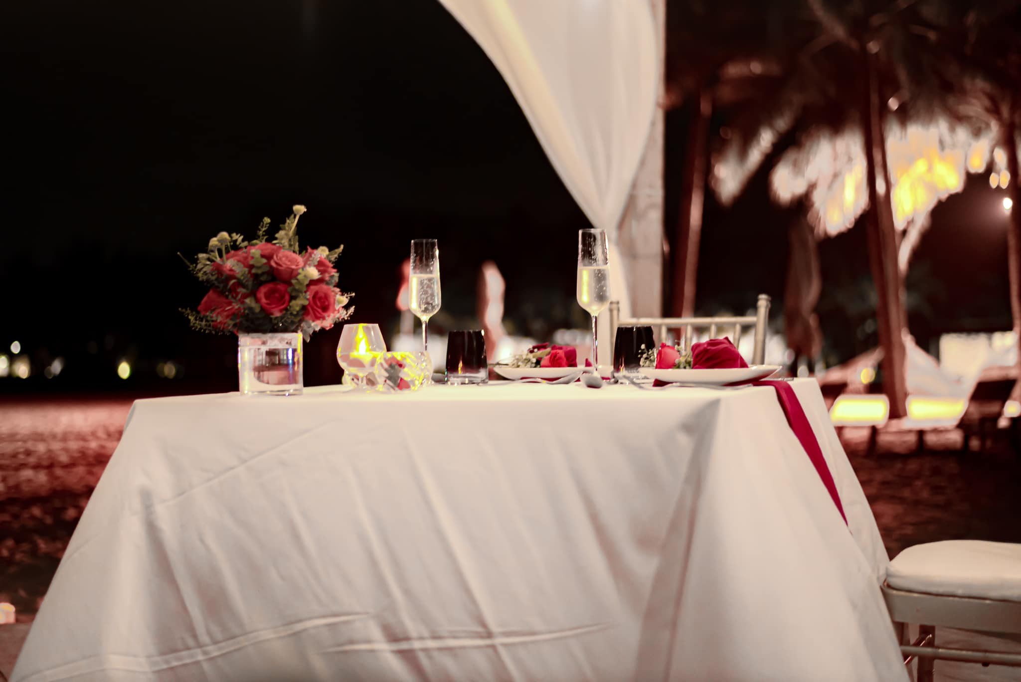 Bùi Tiến Dũng chuẩn bị nến, hoa và bánh