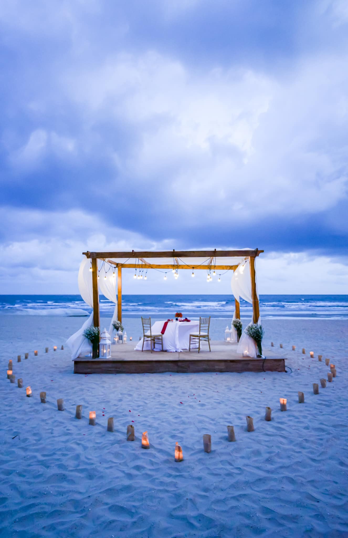 Bữa tiệc diễn ra trên một bờ biển thơ mộng