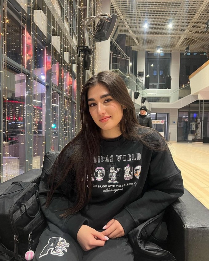 Tomiris Sagimbayeva vẫn gây ấn tượng với khuôn mặt xinh đẹp, dịu dàng và pha trộn nét Châu Âu trong nhan sắc của mình