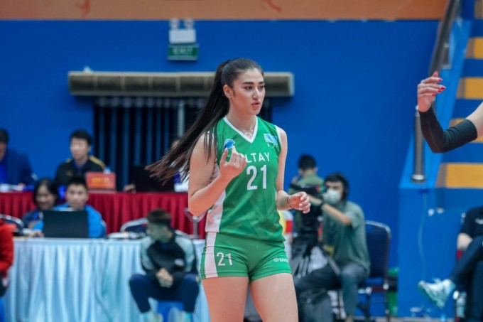 Tomiris Sagimbayeva sinh năm 2001, cô bắt đầu chơi bóng chuyền từ năm 11 tuổi