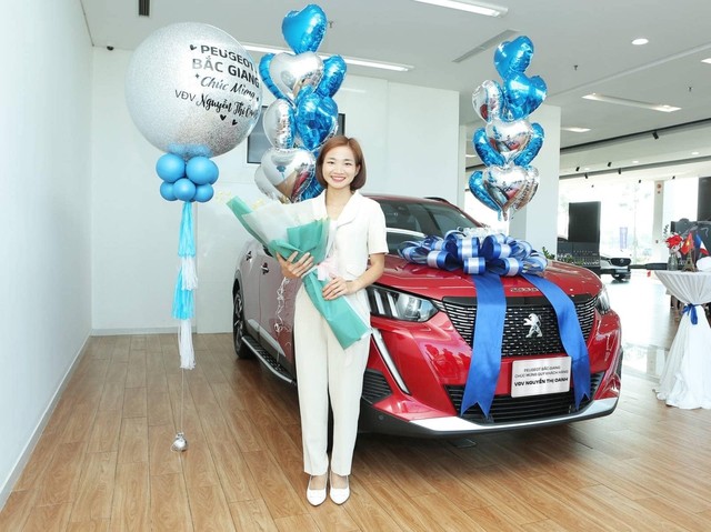 Nguyễn Thị Oanh xúc động nhận ô tô gần 1 tỷ đồng, chờ đợi trải nghiệm thú vị - Ảnh 1 Nguyễn Thị Oanh xúc động nhận ô tô gần 1 tỷ đồng, chờ đợi trải nghiệm thú vị - Ảnh 1