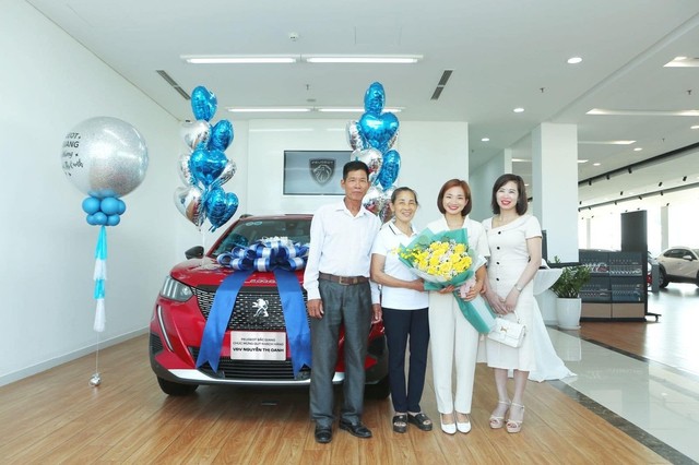 Nguyễn Thị Oanh cùng người thân đến nhận ô tô Nguyễn Thị Oanh cùng người thân đến nhận ô tô