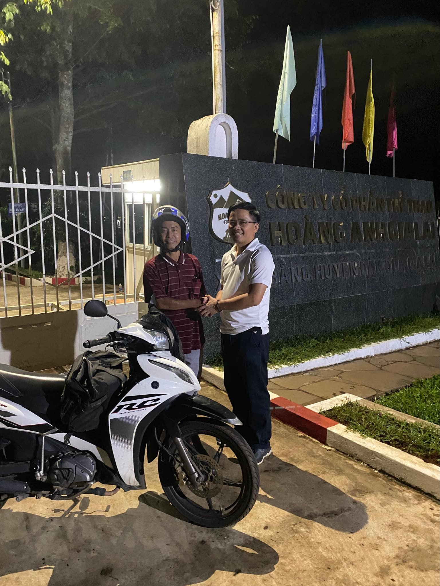 Thầy Thanh vượt 500km đến Pleiku cổ vũ CLB HAGL