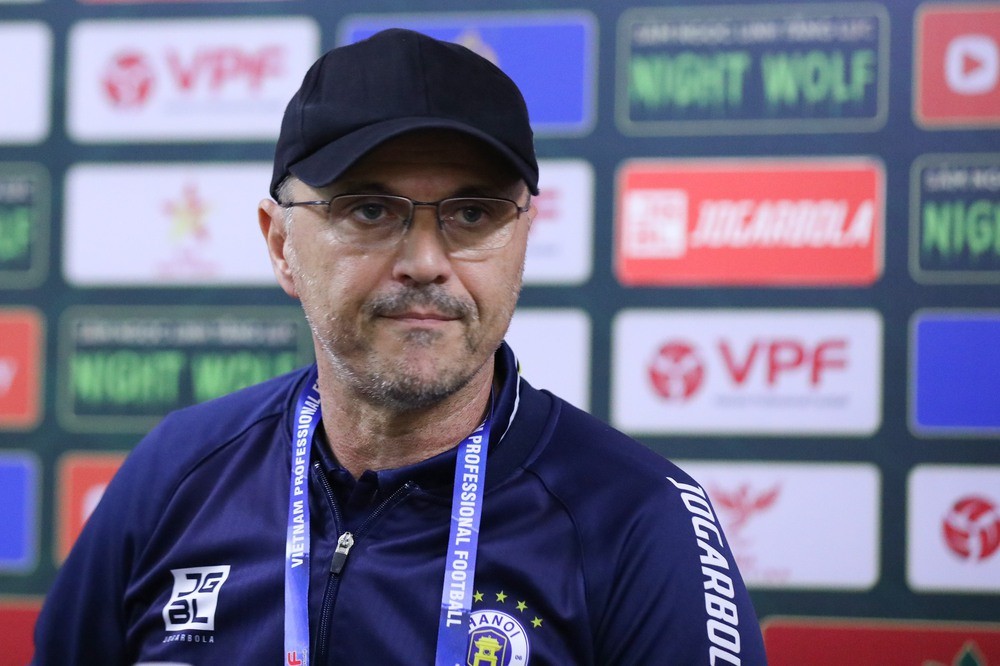'Zico Thái' tiết lộ bí quyết giúp HAGL đánh bại Hà Nội FC, HLV Bandovic thừa nhận một điều - Ảnh 2