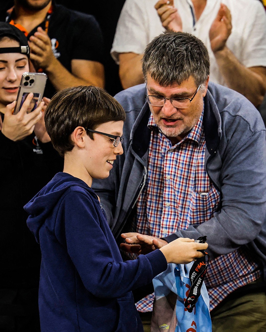 Roma tuột chức vô địch đầy cay đắng, HLV Mourinho có hành động gây chú ý - Ảnh 2