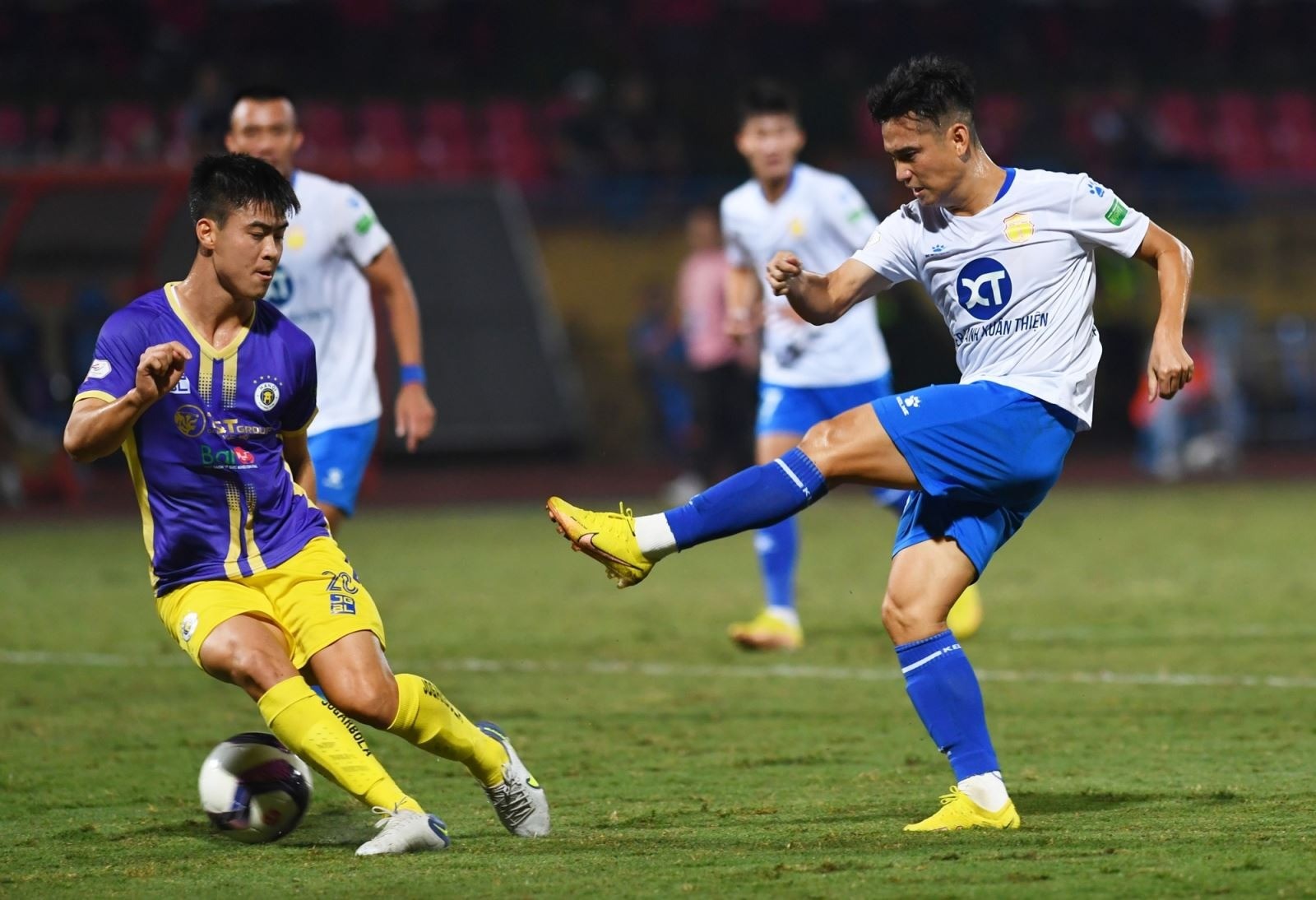 Hà Nội FC cùng Nam Định cạnh tranh quyết liệt nhằm giành một suất trong top 8