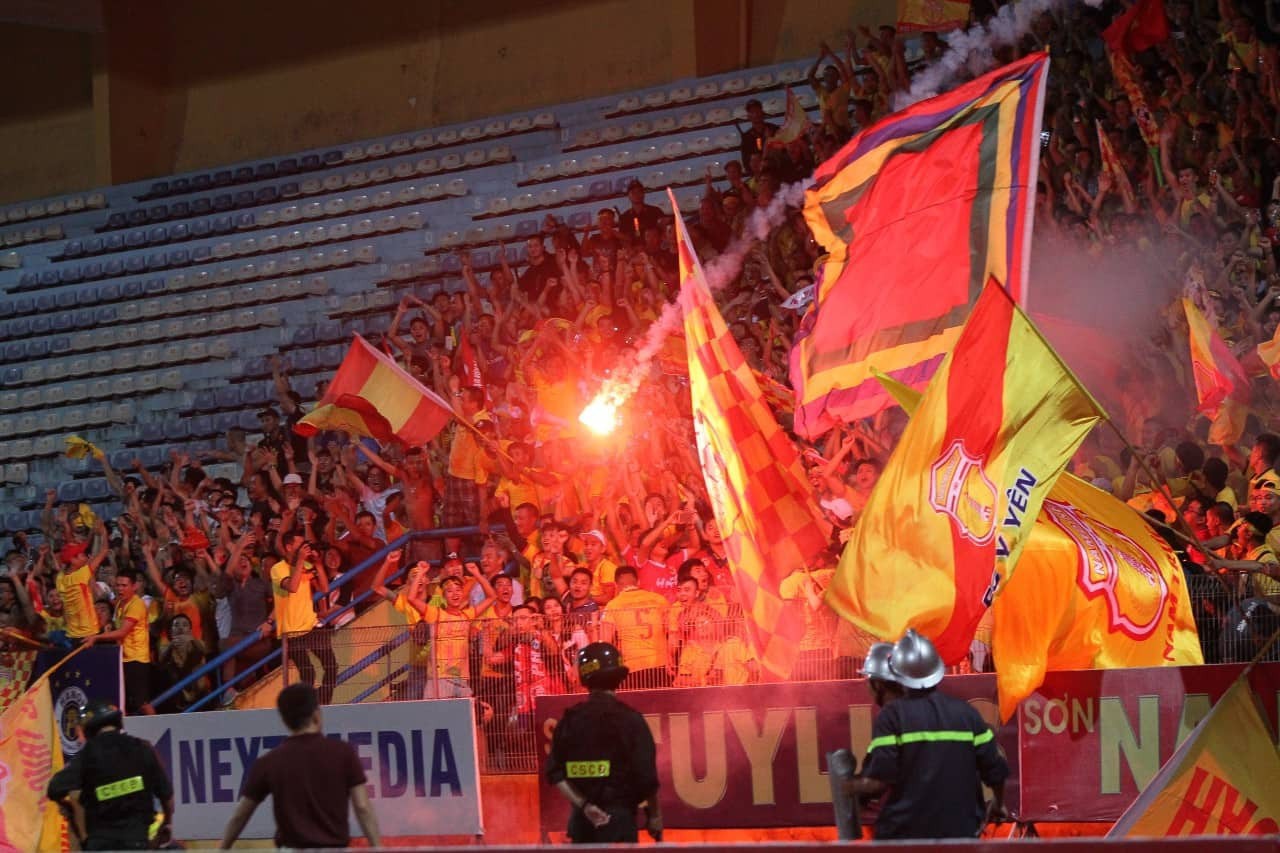 Tình trạng pháo sáng thường xuyên xuất hiện trên khán đài sân Hàng Đẫy