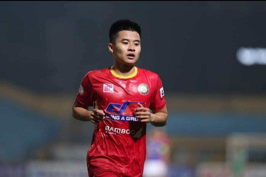 Tiền vệ Lê Phạm Thành Long