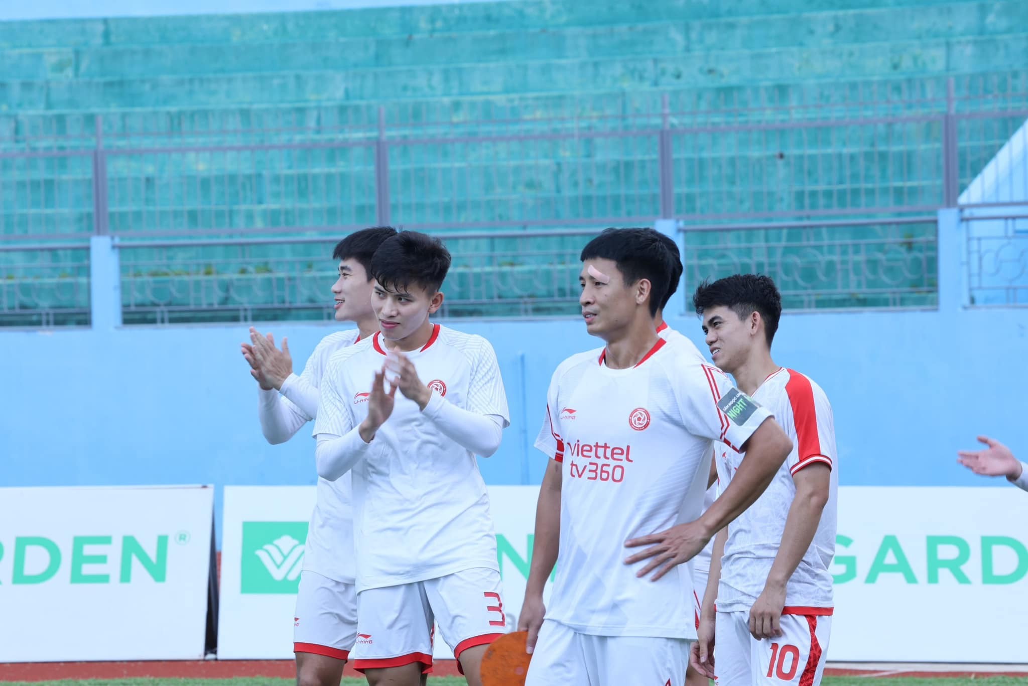 Trung vệ Bùi Tiến Dũng gặp một chấn thương ở vùng mắt