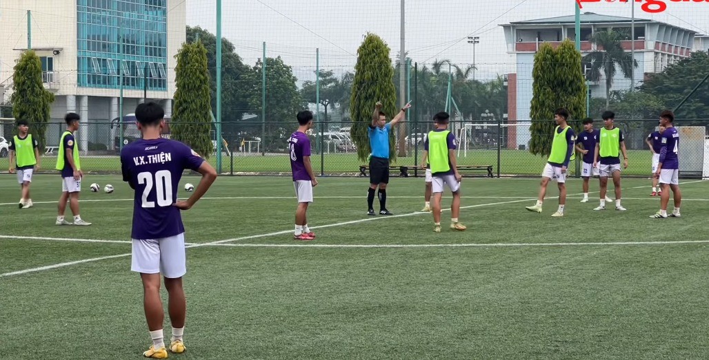 VFF 'mượn' đội U17 Hà Nội tập các hình huống giả lập để thực hành ứng dụng VAR cho trọng tài