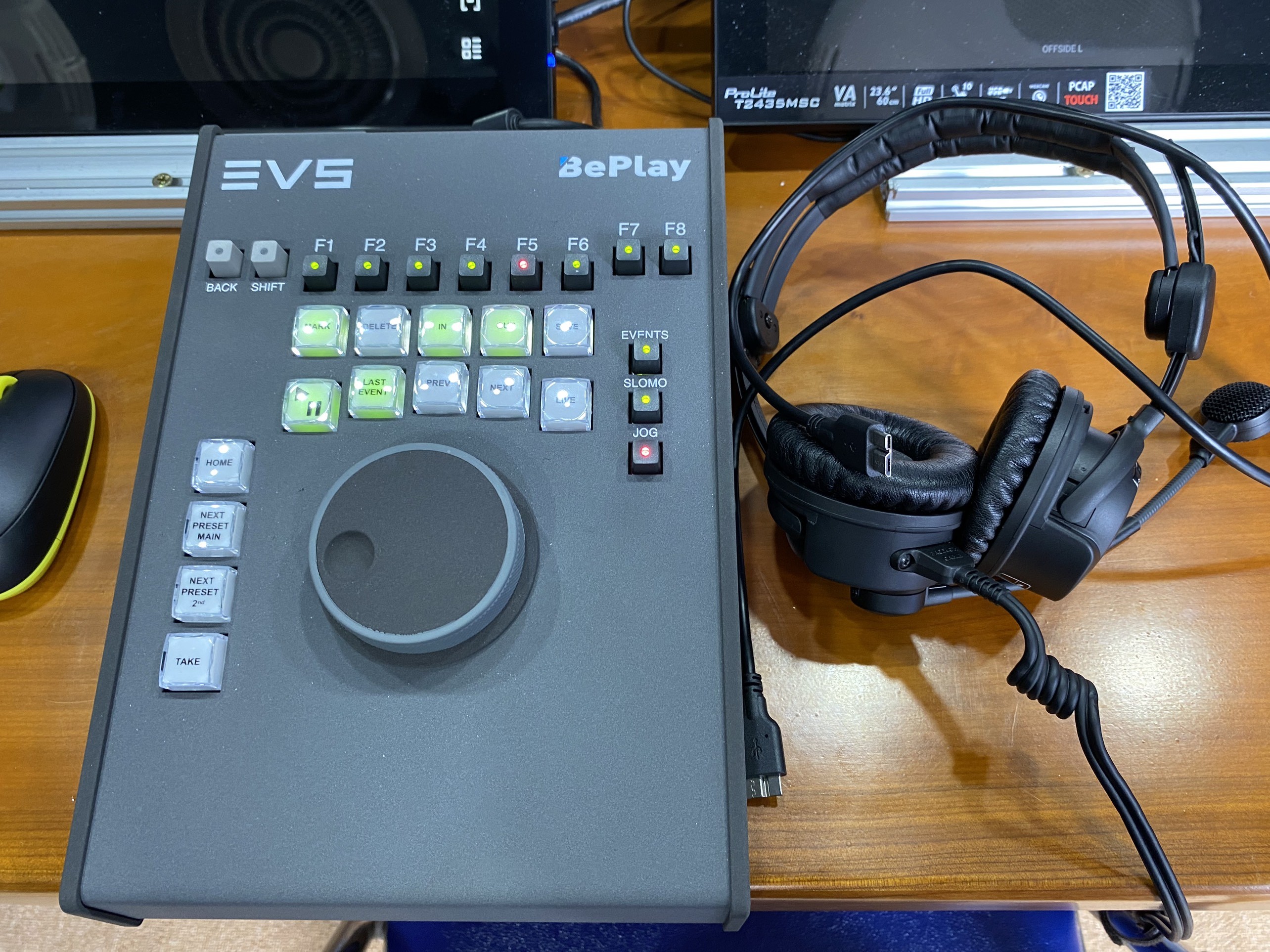 Trọng tài Việt Nam lần đầu tiên sử dụng công nghệ VAR trực tiếp trên sân - Ảnh 1