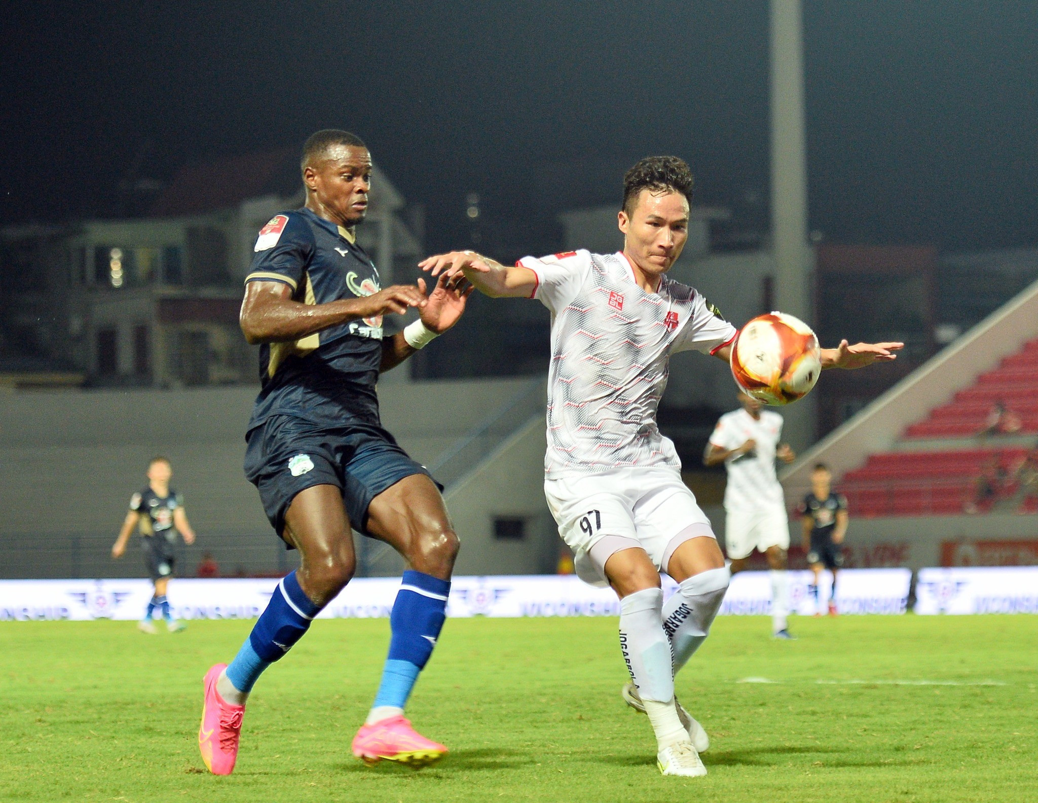 Triệu Việt Hưng thi đấu ấn tượng ở trận Hải Phòng thắng HAGL