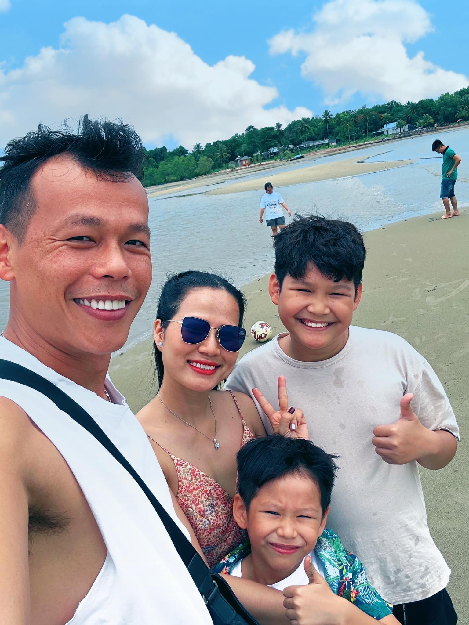 Thủ môn Bùi Tấn Trường cùng bà xã và hai con trai đi nghỉ ở Phú Quốc