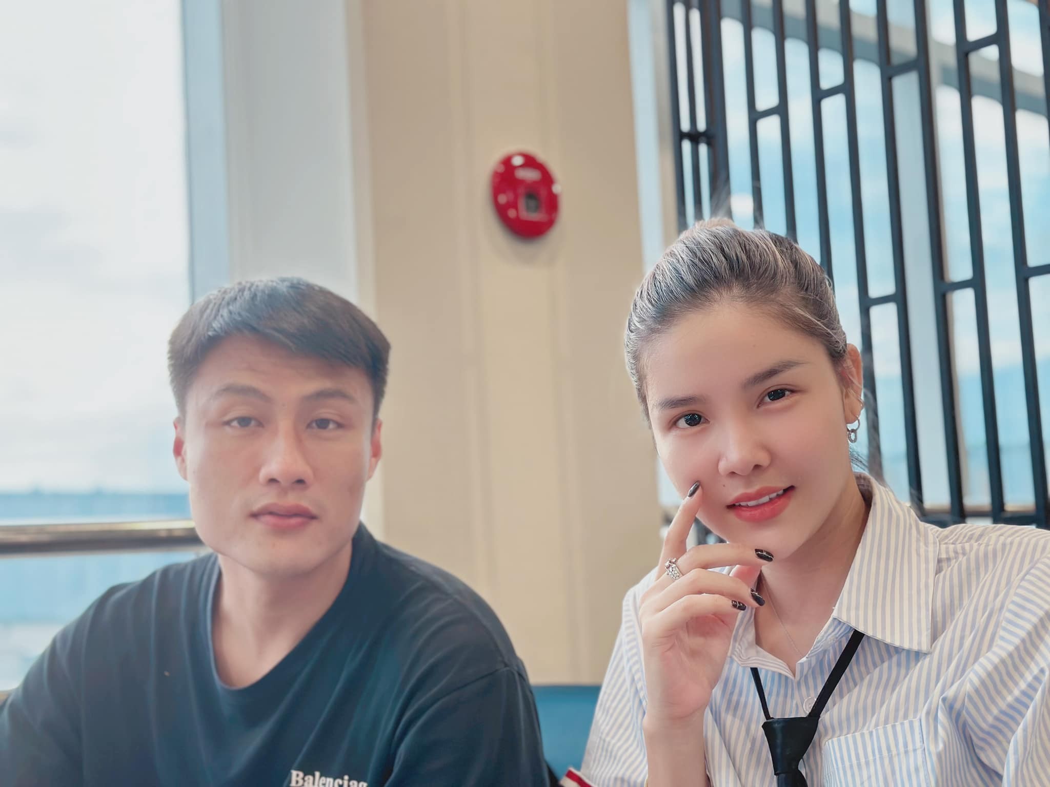 Mạc Hồng Quân đưa bà xã Kỳ Hân và hai con trai vào Quy Nhơn nghỉ ngơi