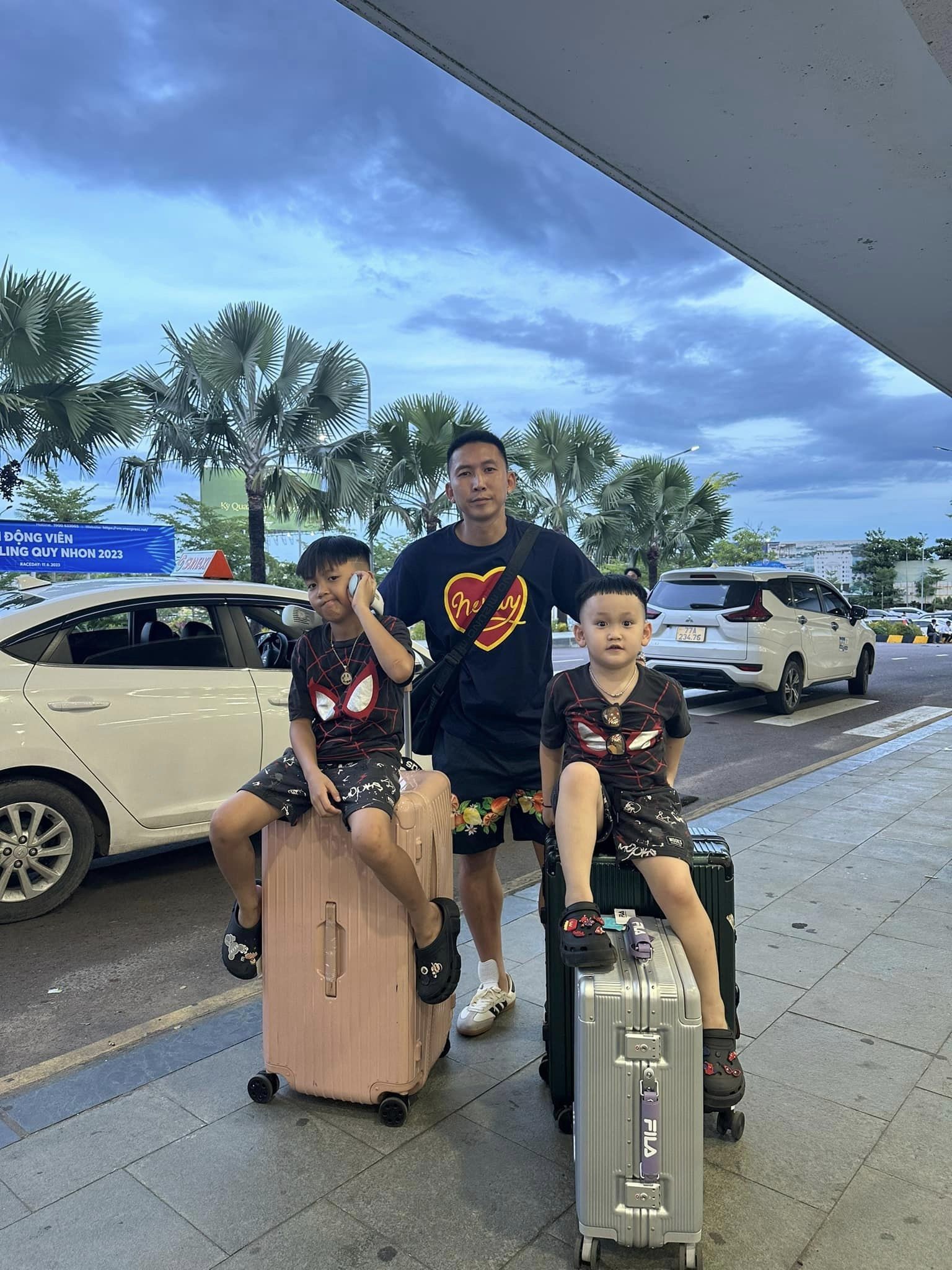 Tiền vệ Nghiêm Xuân Tú tận hưởng kỳ nghỉ cùng gia đình ở Quy Nhơn