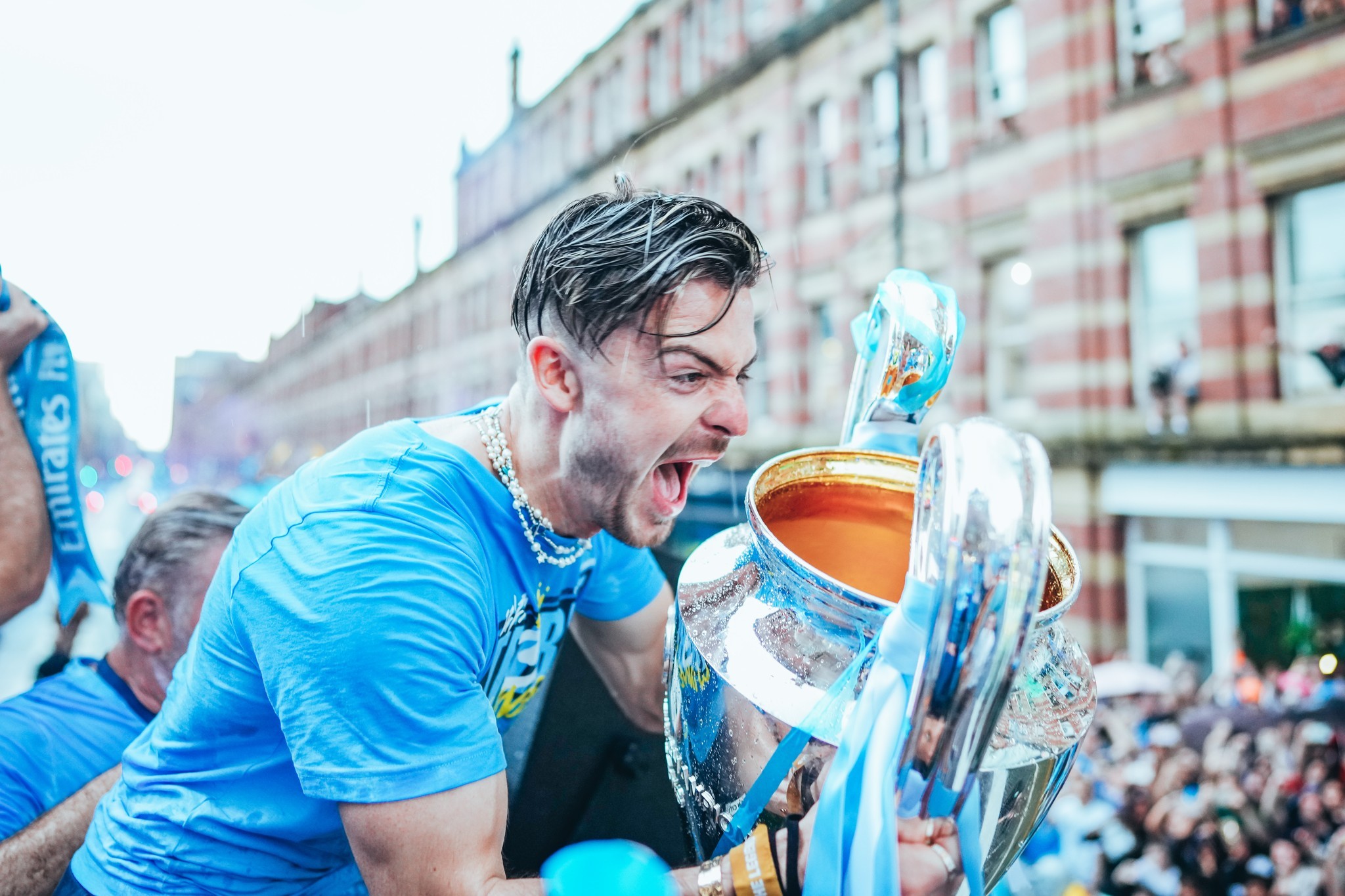 CHÙM ẢNH: Man City diễu hành ăn mừng hoành tráng sau cú 'ăn ba' lịch sử - Ảnh 10