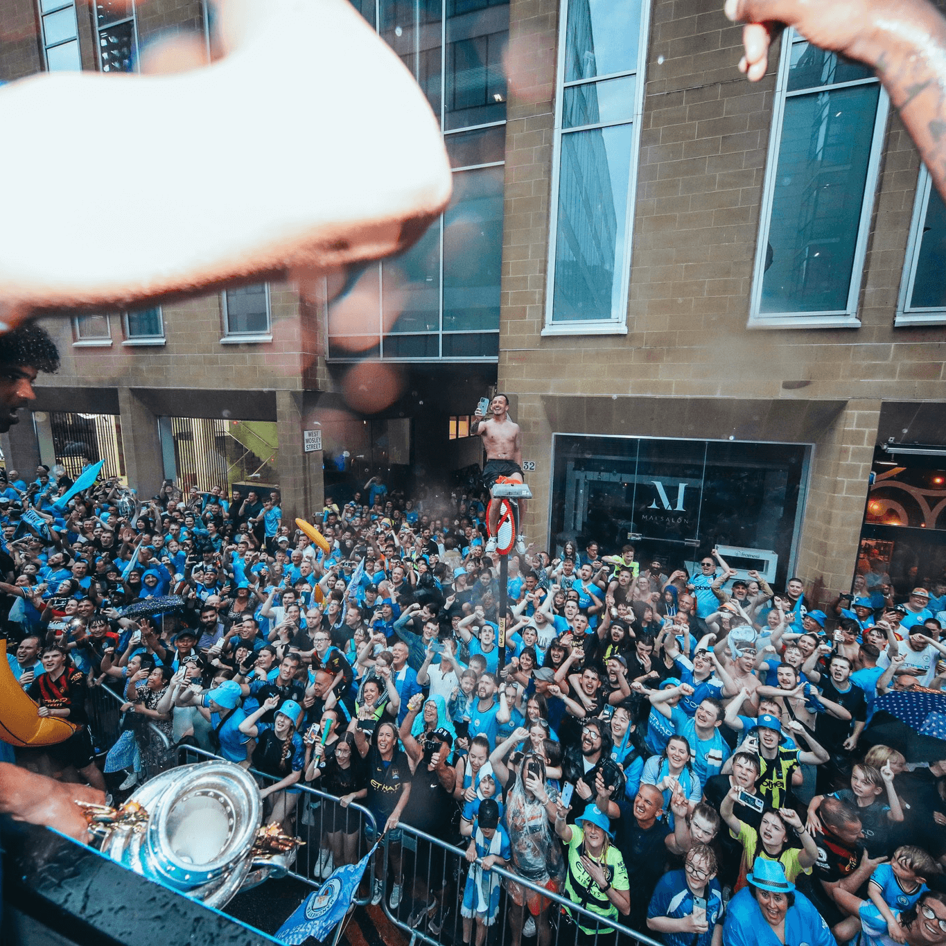 CHÙM ẢNH: Man City diễu hành ăn mừng hoành tráng sau cú 'ăn ba' lịch sử - Ảnh 13