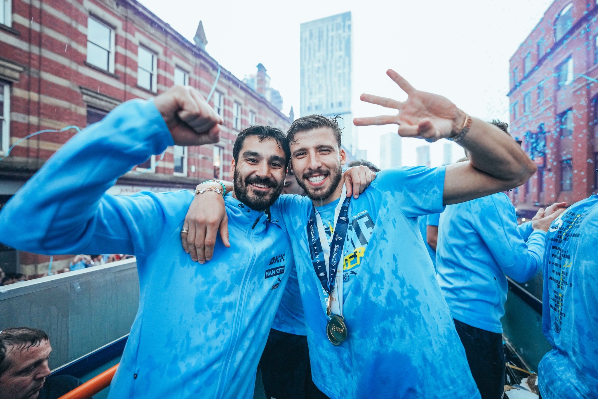 CHÙM ẢNH: Man City diễu hành ăn mừng hoành tráng sau cú 'ăn ba' lịch sử - Ảnh 11