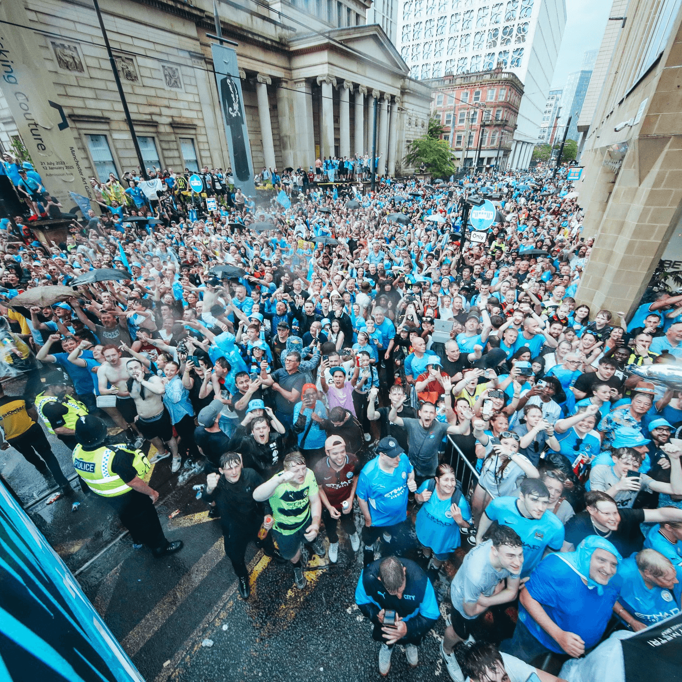 Đám đông CĐV Man City đổ ra đường ăn mừng thành tích lịch sử của đội nhà