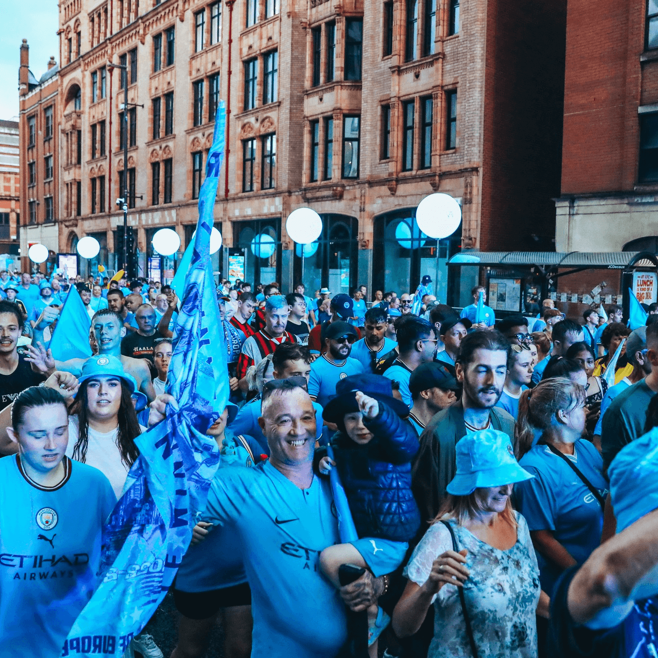 CHÙM ẢNH: Man City diễu hành ăn mừng hoành tráng sau cú 'ăn ba' lịch sử - Ảnh 14