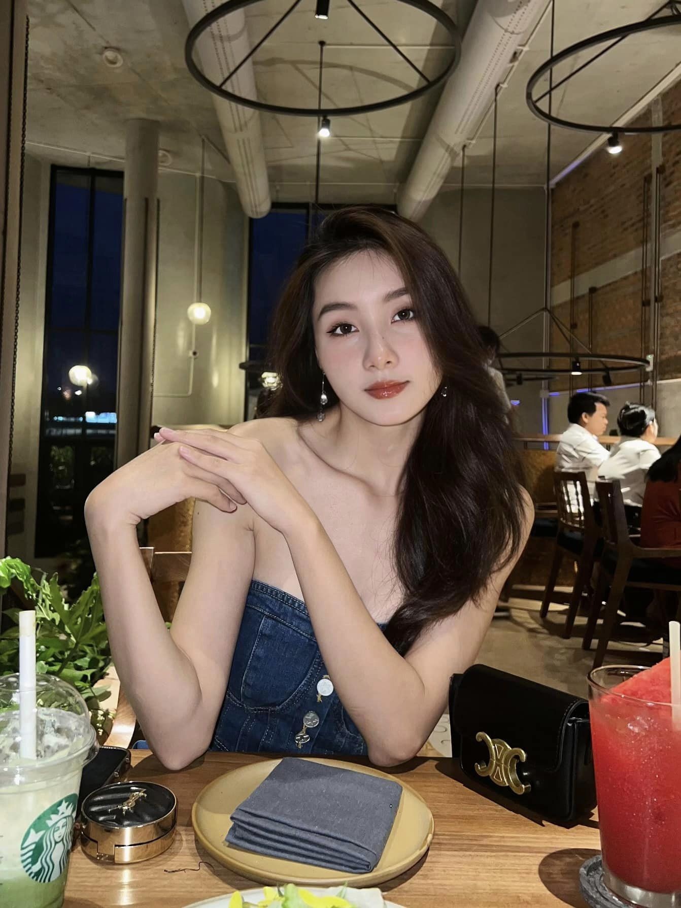 Chiêm ngưỡng nhan sắc 'cực phẩm' của bạn gái cựu trung vệ ĐT Việt Nam - Ảnh 7