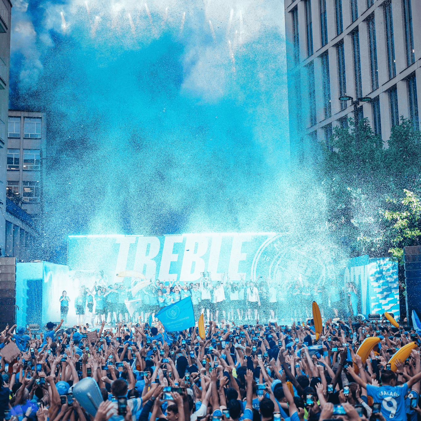 CHÙM ẢNH: Man City diễu hành ăn mừng hoành tráng sau cú 'ăn ba' lịch sử - Ảnh 12