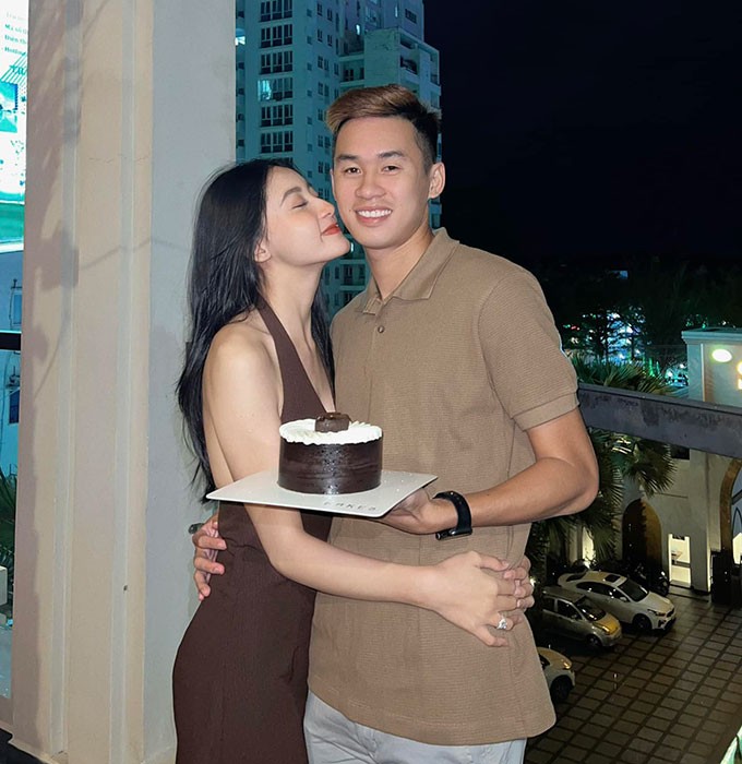 Đỗ Khánh Huyền sinh năm 2002 ở Vũng Tàu. Cô nàng đang có mối tình đẹp với cầu thủ Trần Đình Khương