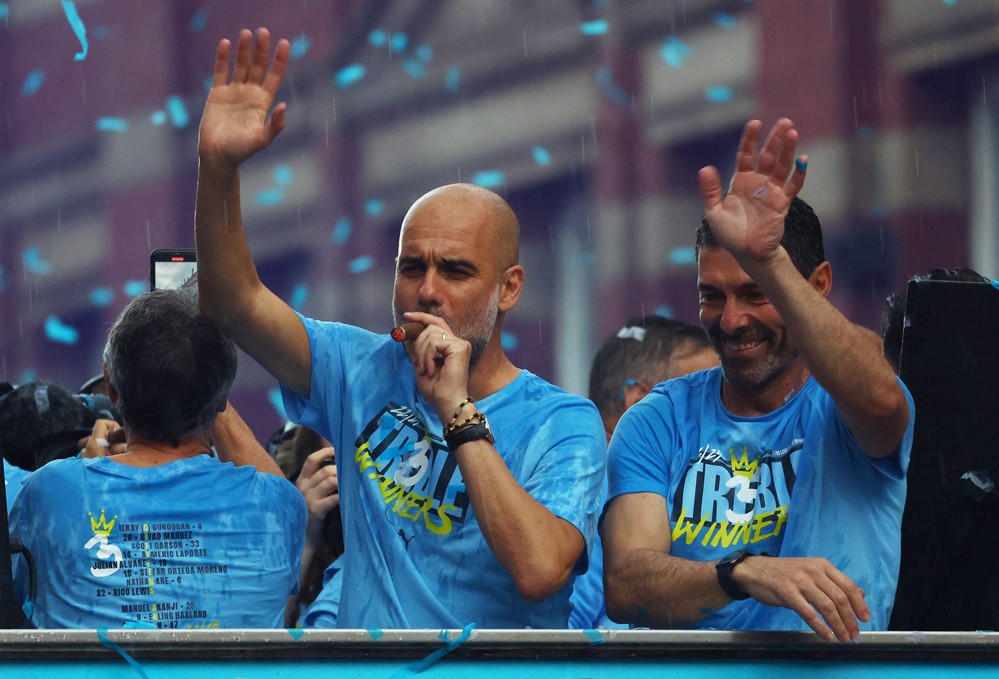 HLV Pep Guardiola hạnh phúc vẫy tay chào người hâm mộ