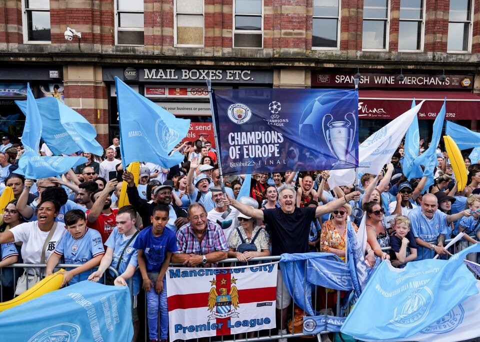 CHÙM ẢNH: Man City diễu hành ăn mừng hoành tráng sau cú 'ăn ba' lịch sử - Ảnh 5