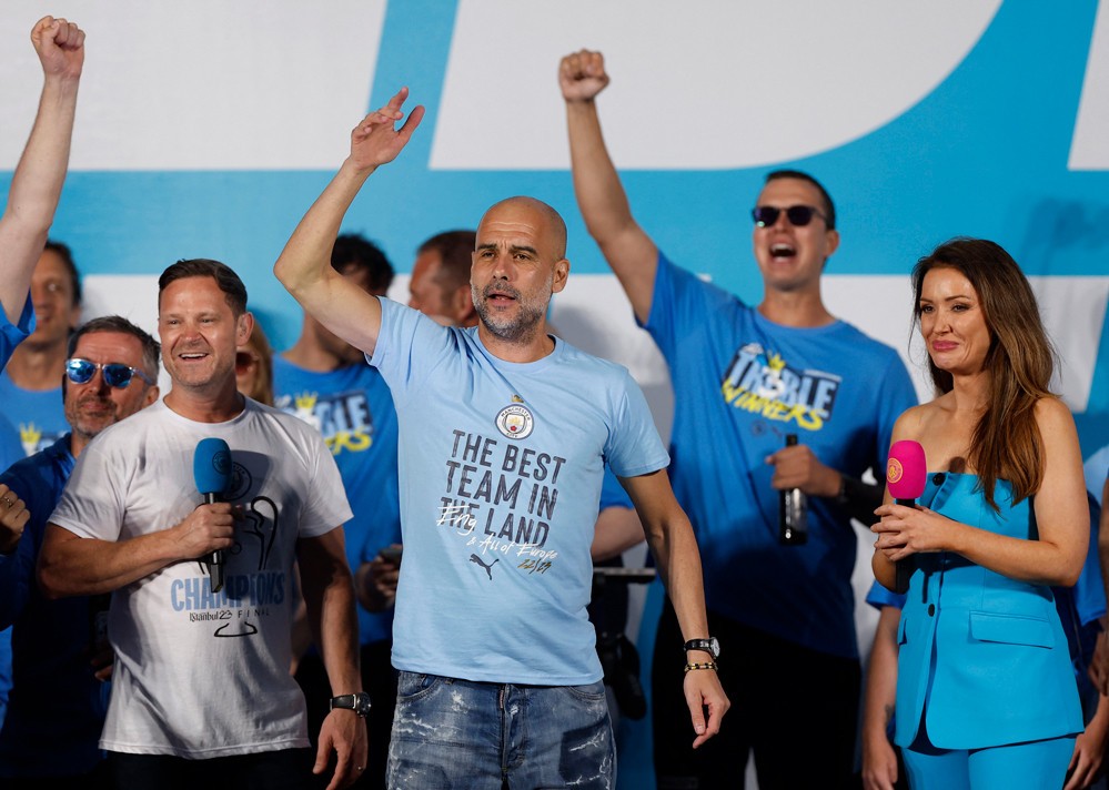 CHÙM ẢNH: Man City diễu hành ăn mừng hoành tráng sau cú 'ăn ba' lịch sử - Ảnh 4