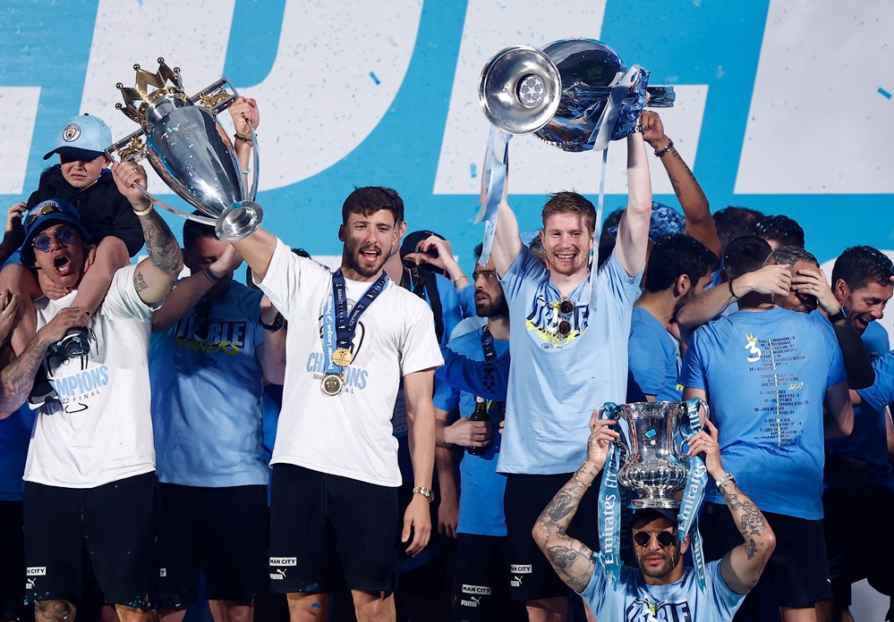CHÙM ẢNH: Man City diễu hành ăn mừng hoành tráng sau cú 'ăn ba' lịch sử - Ảnh 6
