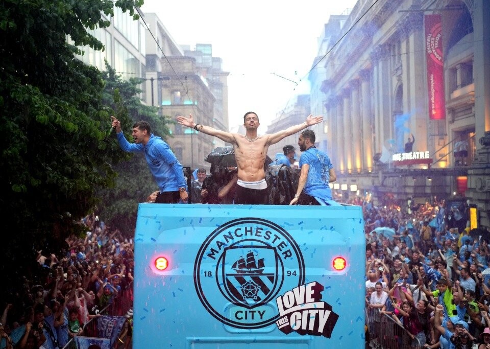 CHÙM ẢNH: Man City diễu hành ăn mừng hoành tráng sau cú 'ăn ba' lịch sử - Ảnh 7
