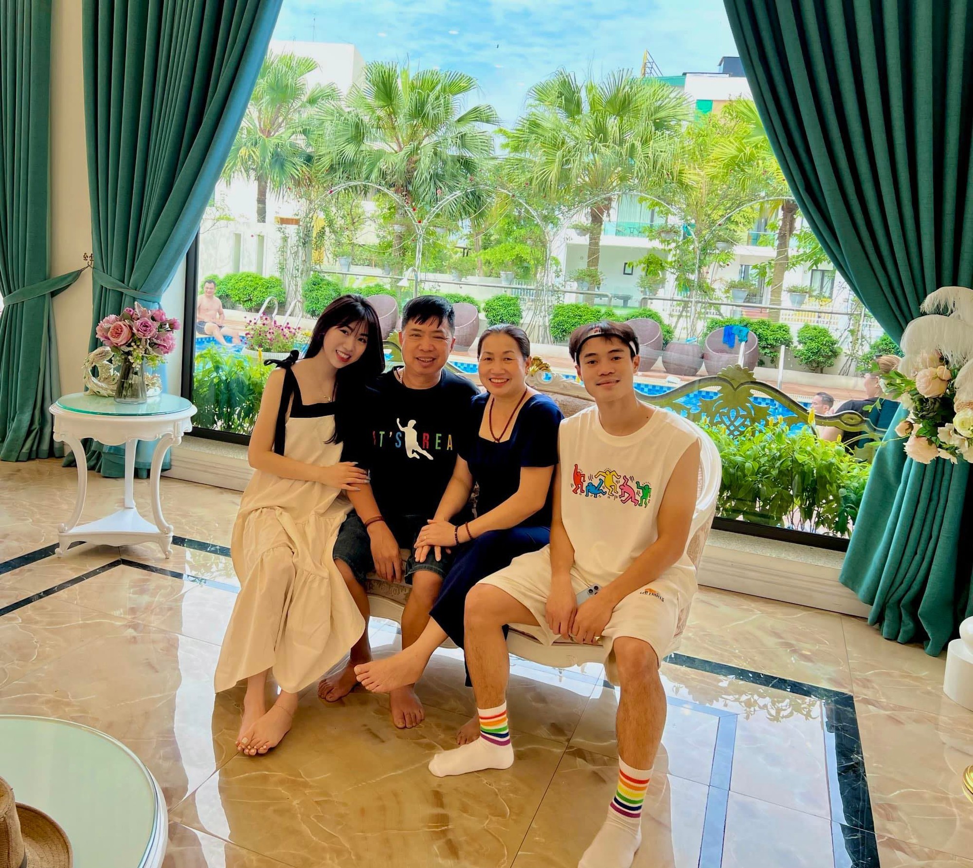 Nguyễn Thị Nụ sinh năm 1997, là em út trong gia đình bốn anh chị em.