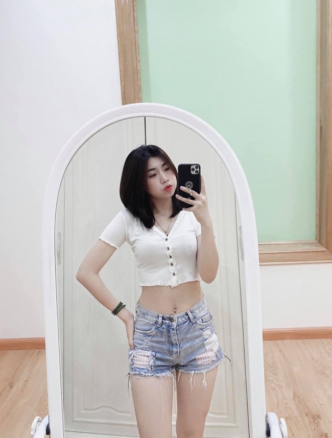 Em gái Văn Toàn gây ấn tượng bởi gu thời trang trẻ trung, gợi cảm