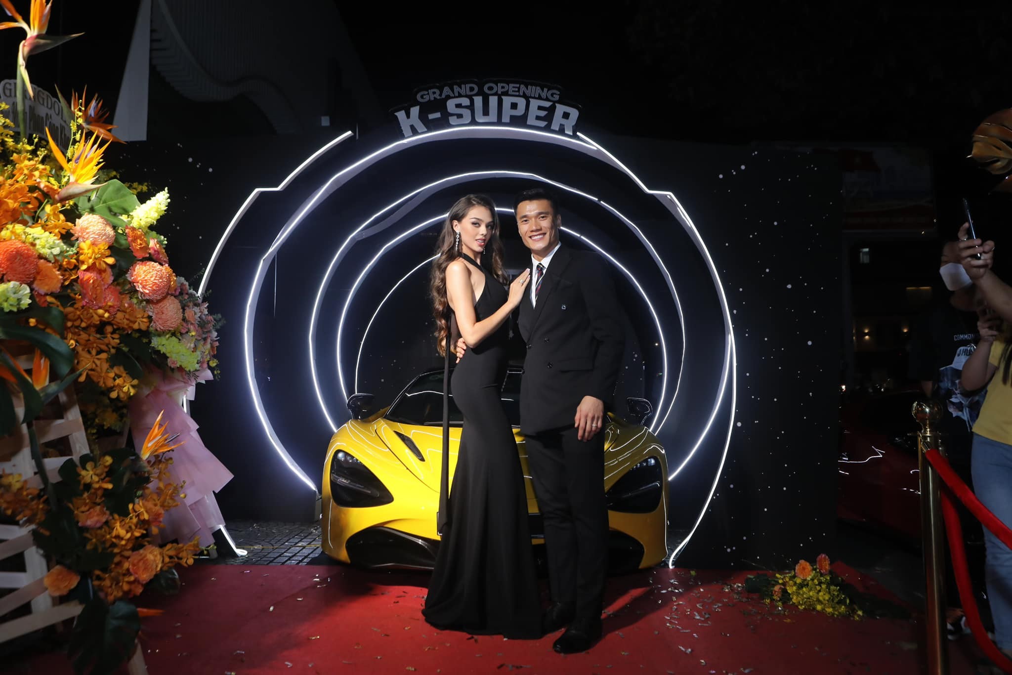 Vóc dáng gợi cảm, nuột nà thường được so sánh với búp bê giúp nàng mẫu Tây chinh phục các kiểu đầm gợi cảm