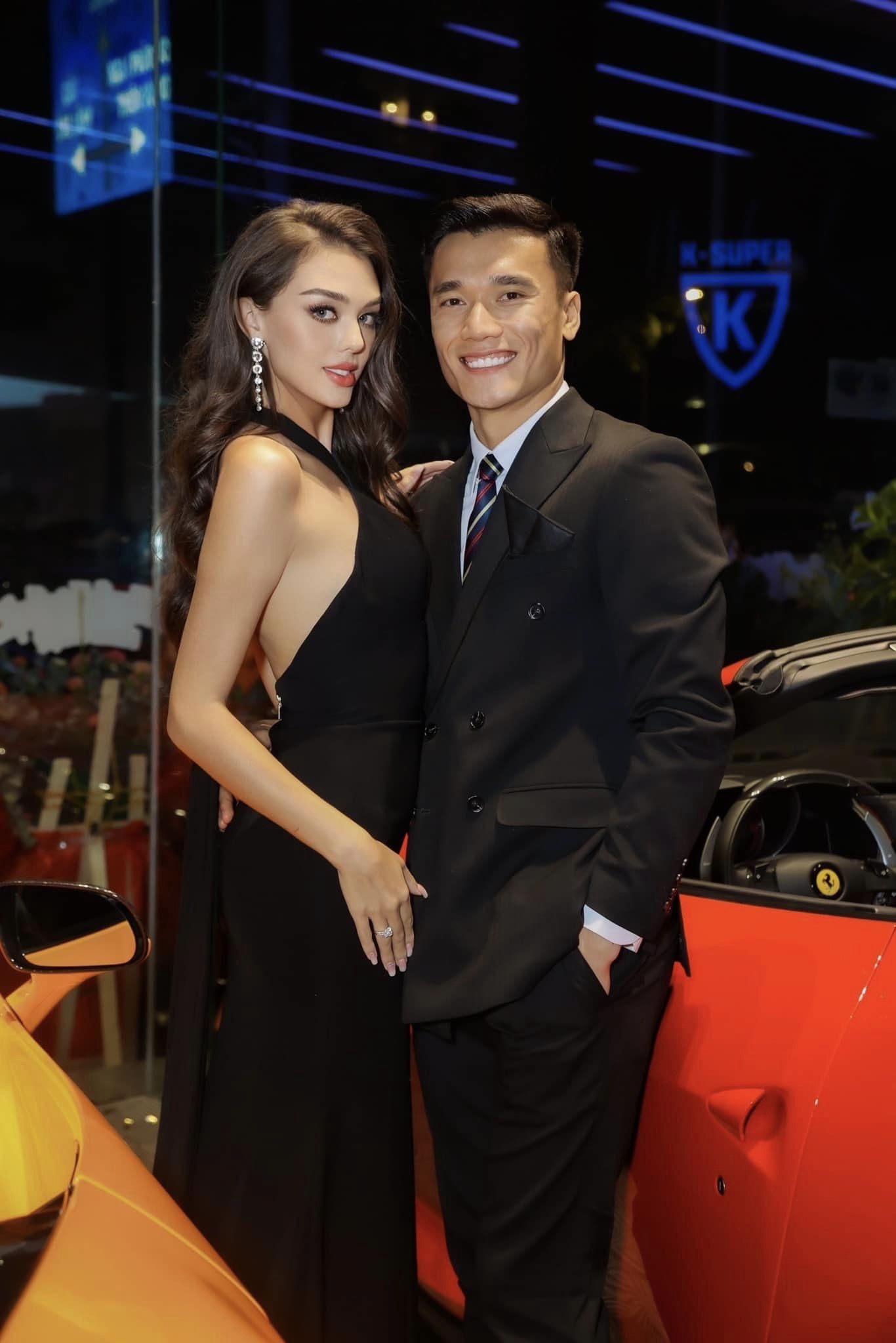 Trang phục chất liệu mỏng nhẹ với khoảng hở táo bạo ở ngực và lưng giúp Dianka Zakhidova tôn thân hình gợi cảm.