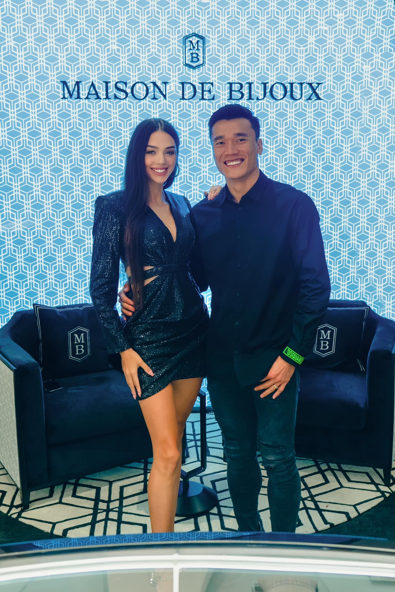 Vợ Tây của Bùi Tiến Dũng diện đầm mỏng manh, chiếm trọn spotlight cùng ông xã - Ảnh 1