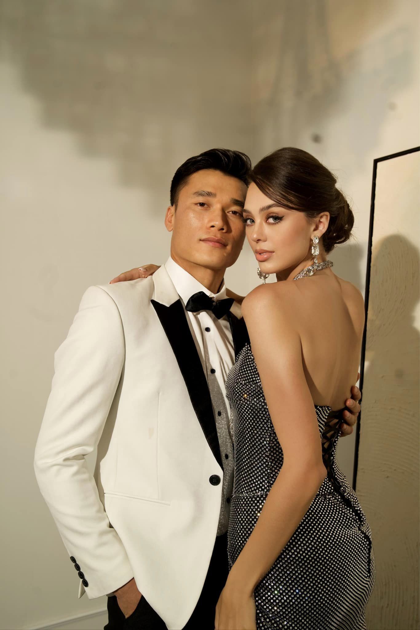 Người đẹp sinh năm 2000 mặc đầm khoét eo, hở lưng