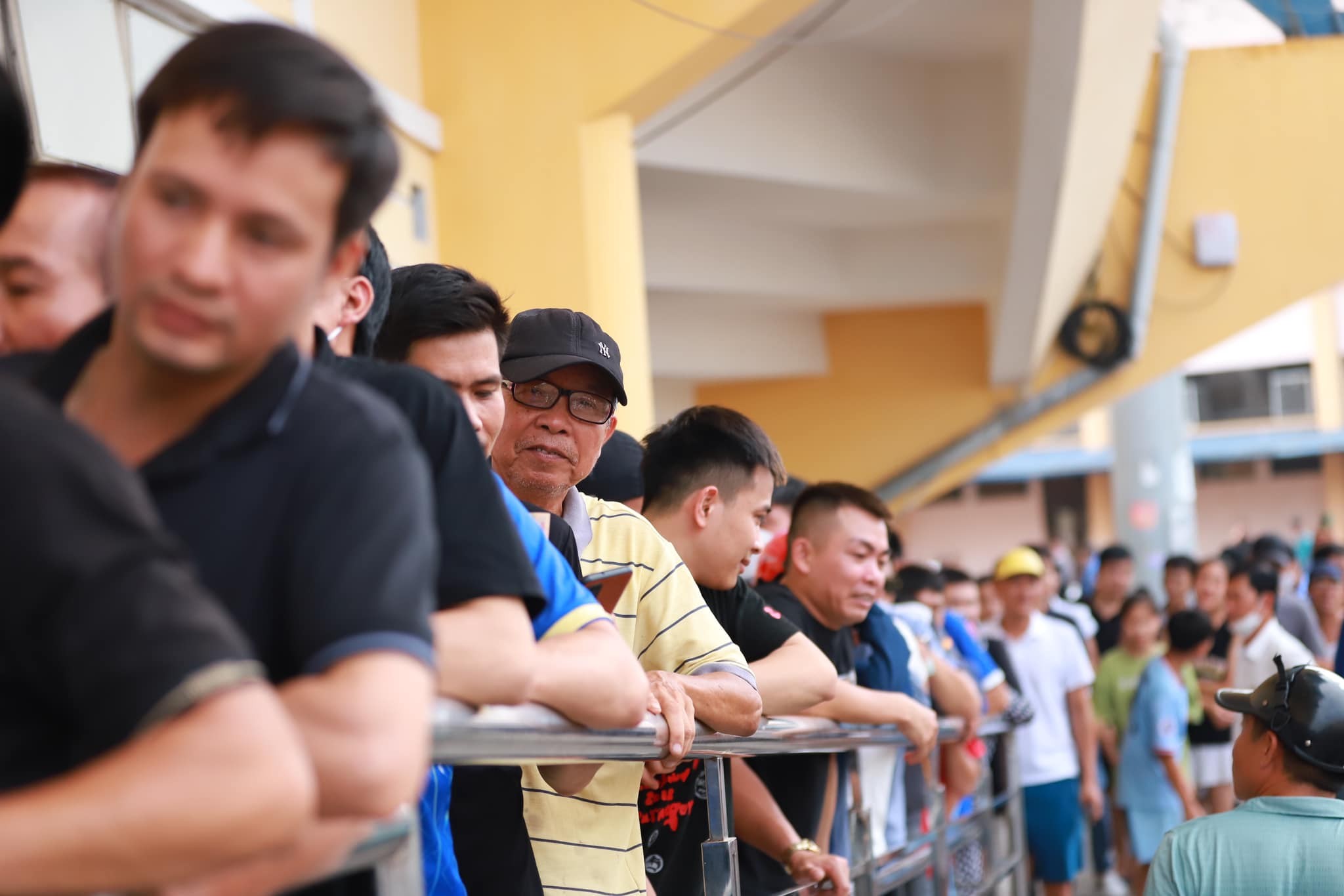 Người hâm mộ xếp hàng mua vé trước cửa SVĐ Thiên Trường