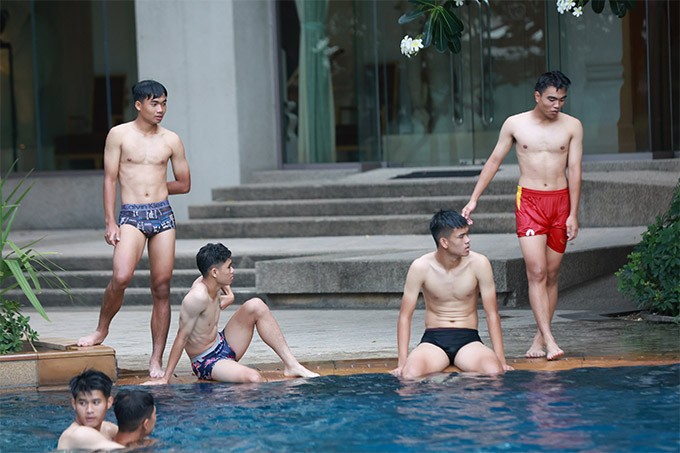 ẢNH: Dàn cầu thủ 'tuổi teen' của U17 Việt Nam khoe body bên hồ bơi - Ảnh 4