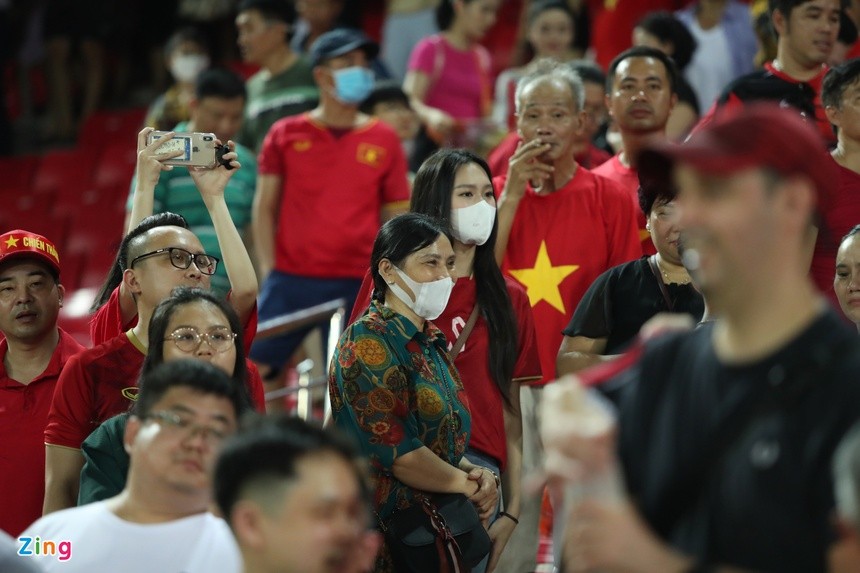 Hai người đã nán lại khán đài để chờ gặp Văn Hậu sau trận đấu. Ảnh: Zing