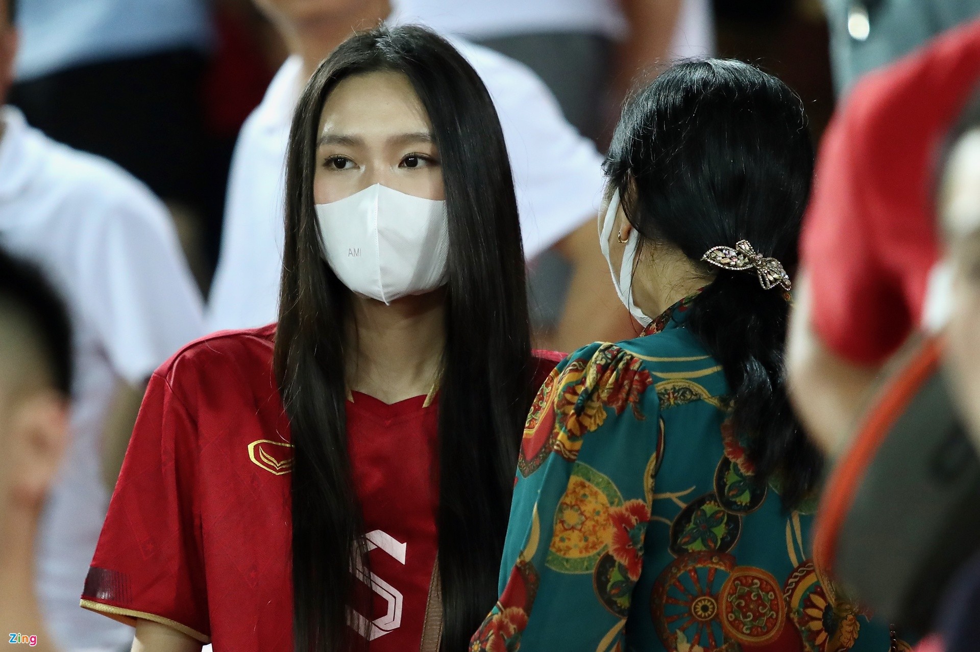 Hải My và mẹ bạn trai có phần hơi hụt hẫng khi không gặp được Văn Hậu. Ảnh: Zing