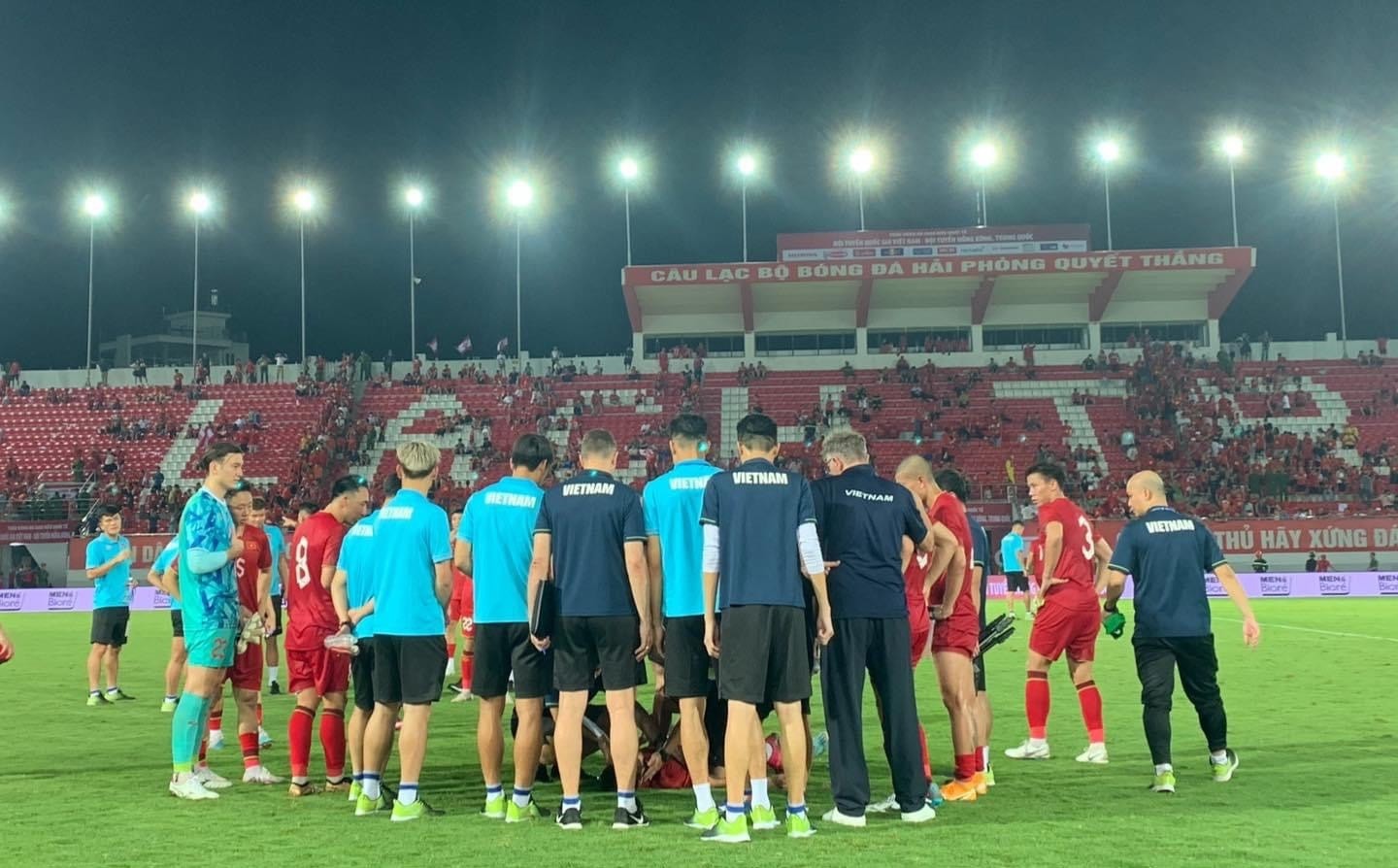 Toàn bộ thành viên đội tuyển đã chạy ra tạo thành vòng tròn trong lúc các bác sĩ chăm sóc Tiến Anh