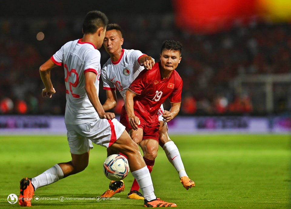 Quang Hải thi đấu đầy nỗ lực ở trận thắng Hong Kong (TQ). Ảnh: VFF Quang Hải thi đấu đầy nỗ lực ở trận thắng Hong Kong (TQ). Ảnh: VFF