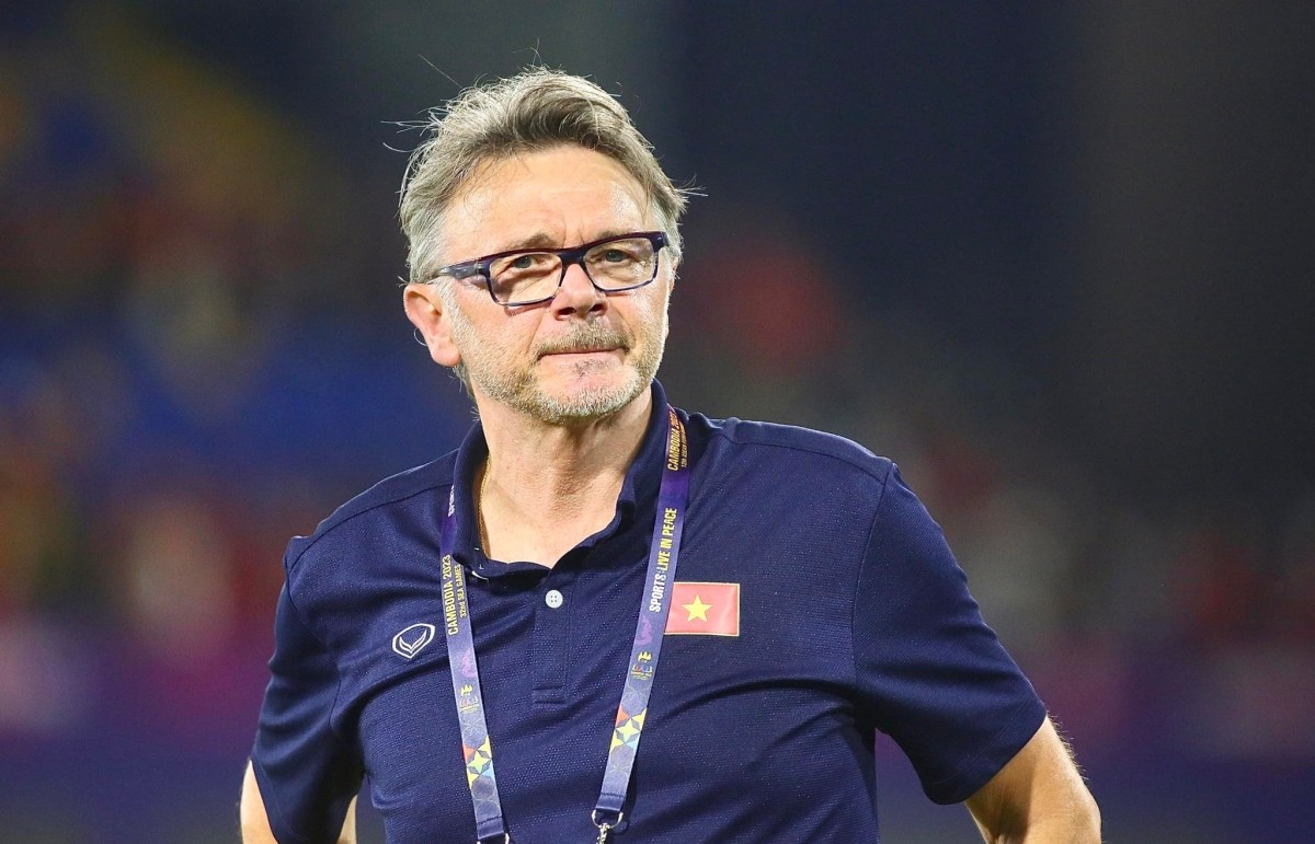 HLV Troussier bỏ họp báo sau trận thắng Hong Kong